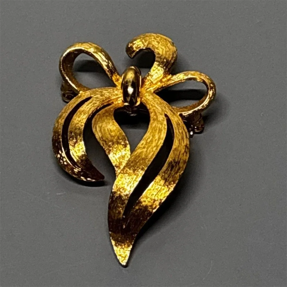 Monet Brooch Gold Tone Ribbon Bow Textured Signed Vintage Elegant Costume